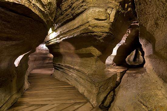 جاذبه گردشگری تورنتو | غارهای Bonnechere در انتاریو