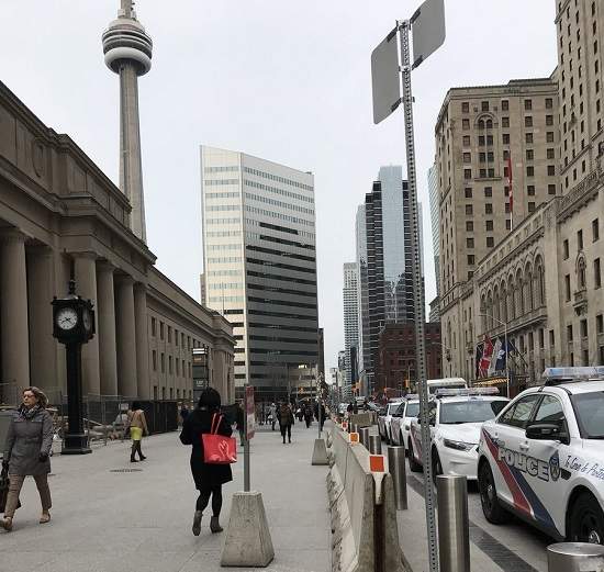 زندگی در تورنتو | مانع های بتونی برای پیاده روها در تورنتو